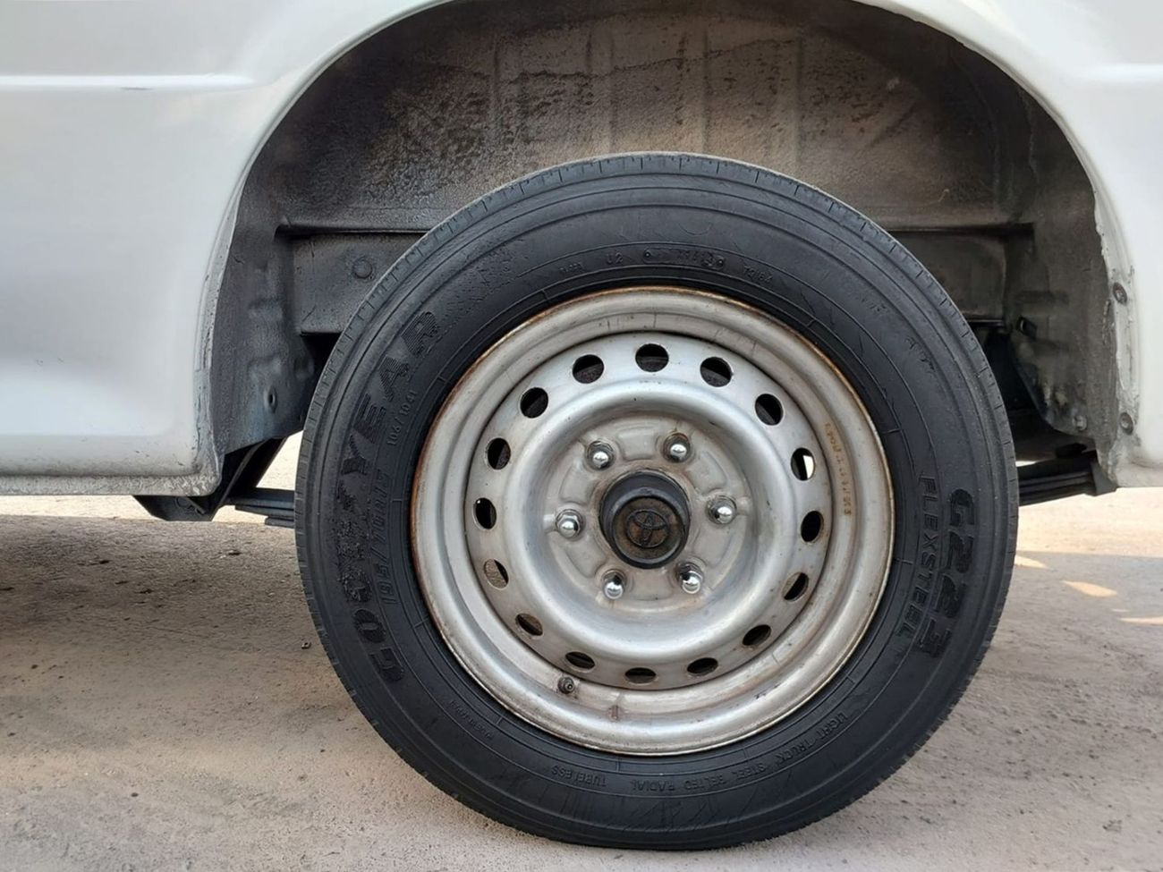 تويوتا هاياس TOYOTA HIACE COMMUTER VAN RHD 2001 MODEL 3.0 L DIESEL MANUAL(PM08349)