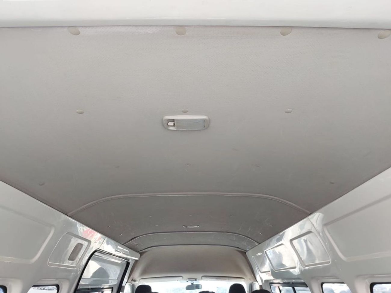 Toyota Hiace TOYOTA HIACE COMMUTER VAN RHD 2011 MODEL 3.0 L DIESEL AUTOMATIC(PM08585)