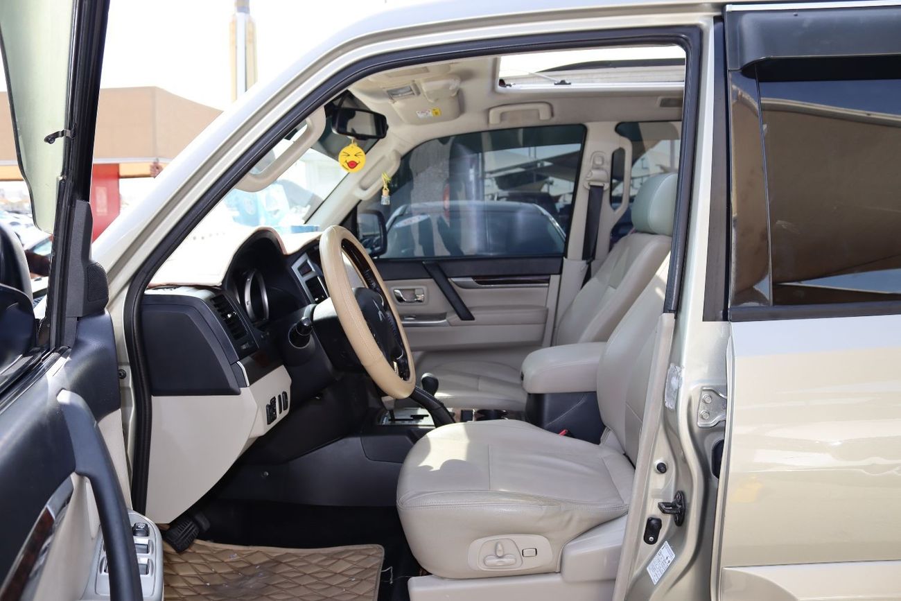 ميتسوبيشي باجيرو بلاتينوم خليجي - خاللية من الحوادث - مكينة 3800 سي سي - فل كامل - بحالة ممتازة من الداخل والخارج