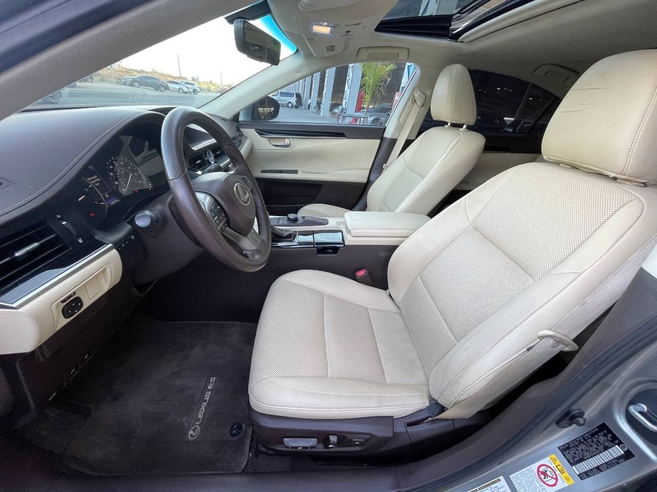 لكزس ES 350 3.5 V6 /PLATINUM COLOR / SCREEN /COOLING AND HEATING SEATS  / IN PERFECT CONDITION