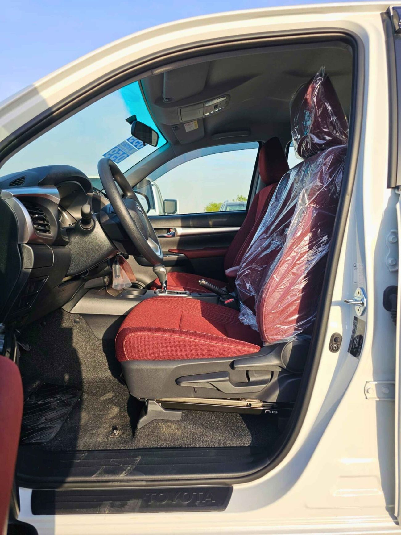 Toyota Hilux SR5 / NARROW BODY / A/T / 2.7L V4 PETROL / DVD+ CAMERA / FULL OPTION (CODE #  HP2F2)