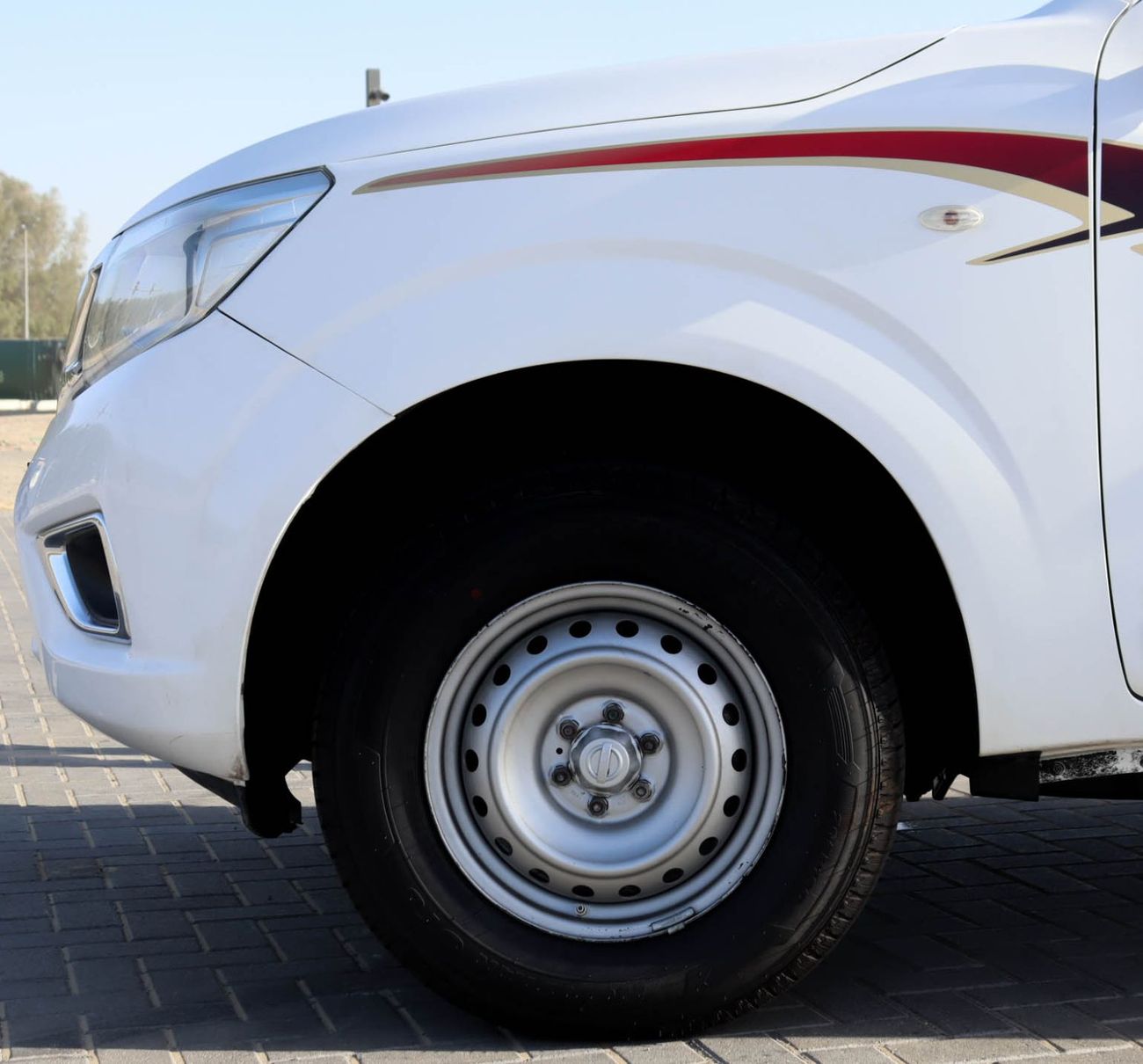 Nissan Navara Std 2.5L RWD A/T Nissan Navara | 2.5 L | 2020 | GCC | Accident-Free | In Excellent Condition | 769 P