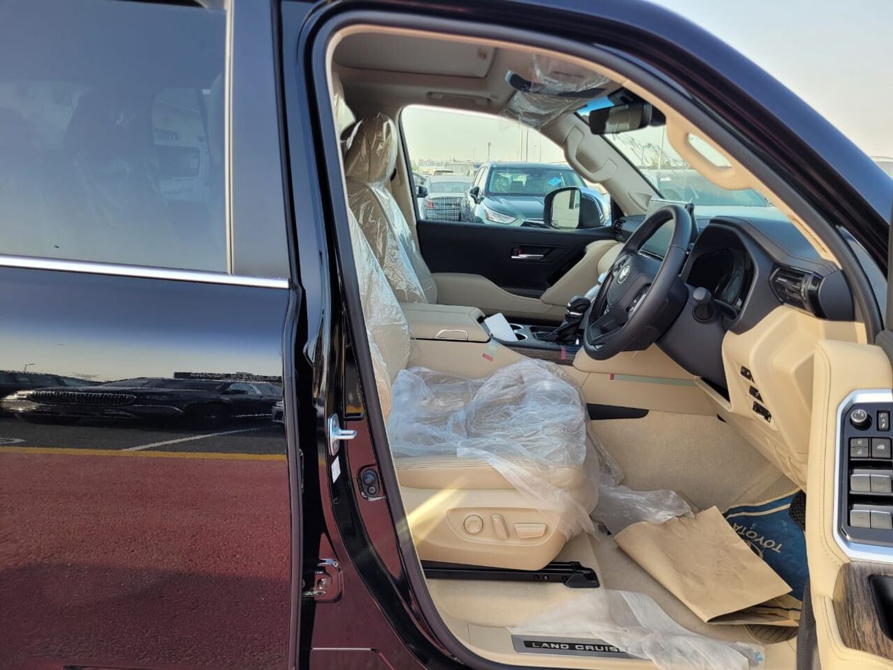 تويوتا لاند كروزر LC300 - RHD - 3.5 PET - ZX - 7 STR - Modellista Kit - MY 2023 - BLK_BEIG (FOR EXPORT ONLY)