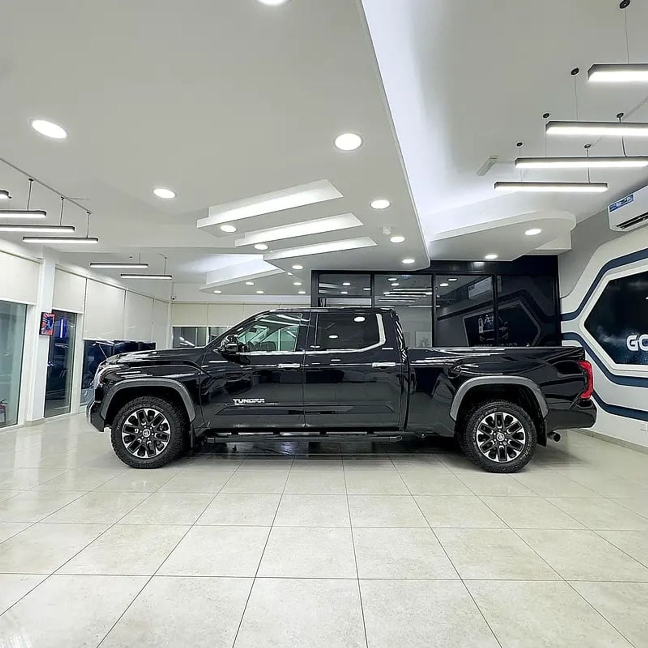 تويوتا تاندرا Crewmax Limited 5.7L Limited