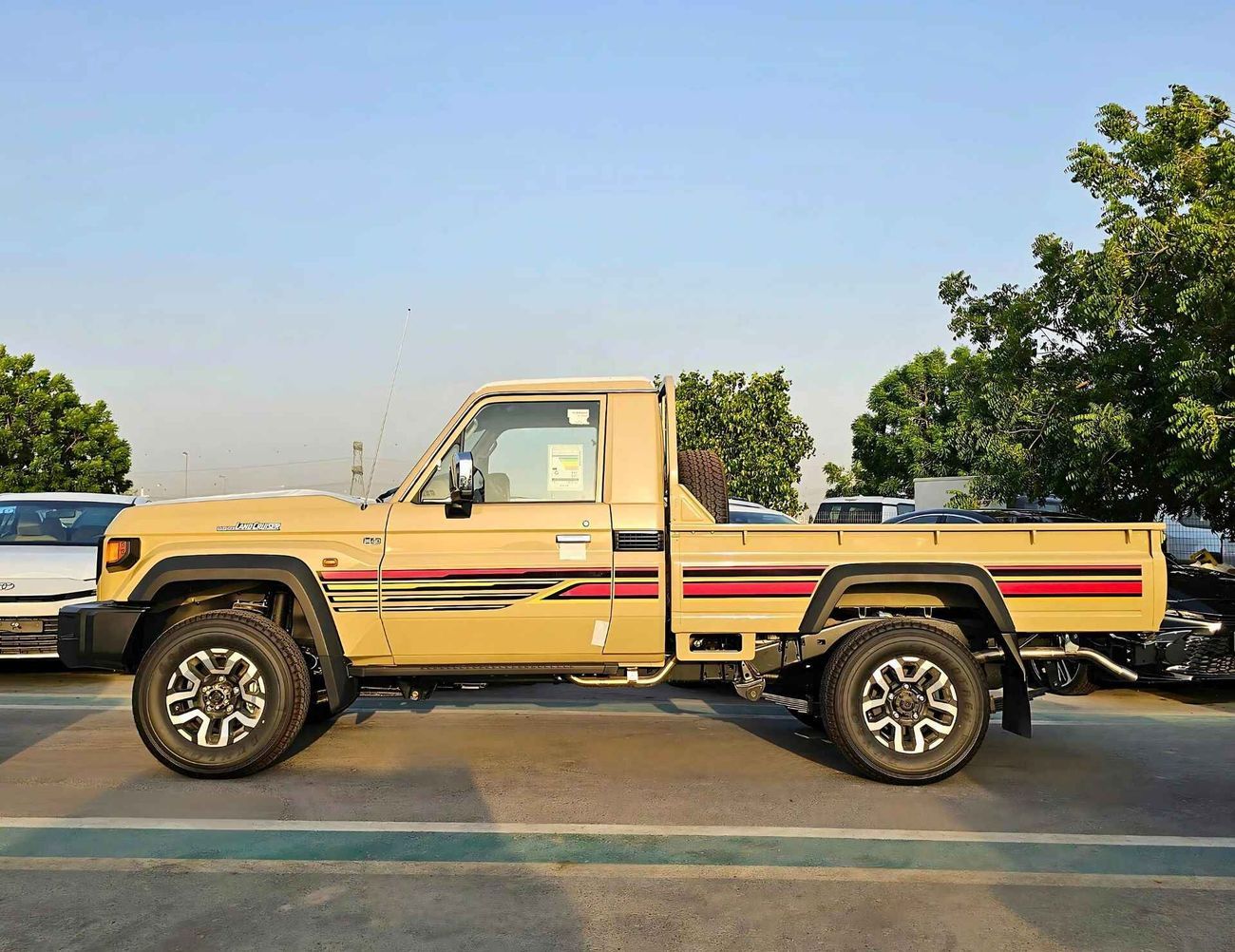 تويوتا لاند كروزر بيك آب LC79 LX / SINGLE CABIN / A/T / 4.0L V6 PETROL / 4WD (CODE # LX-Z)