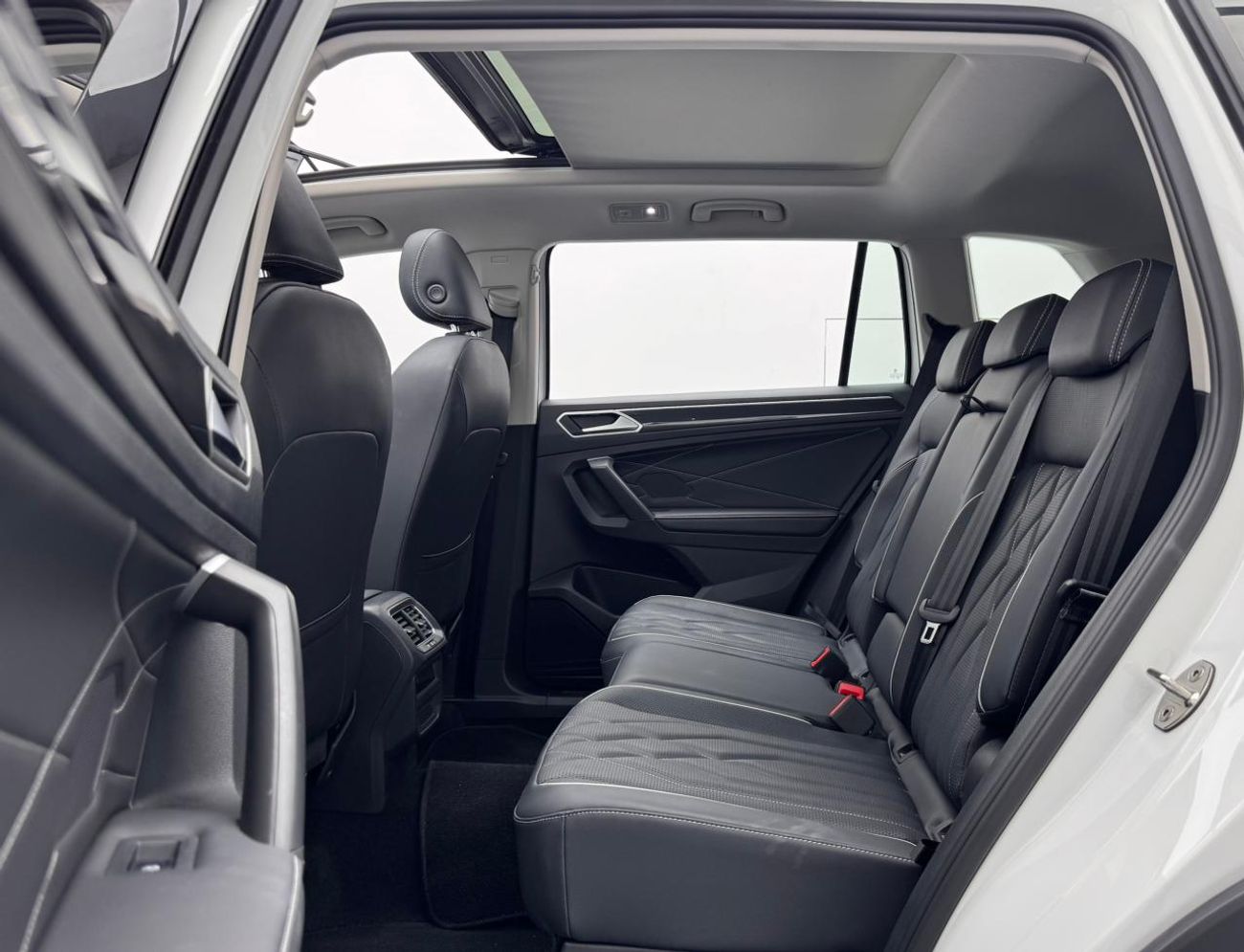 Volkswagen Tiguan 2023 Volkswagen Tiguan L 300 TSI, 1 Year Warranty, Excellent Condition