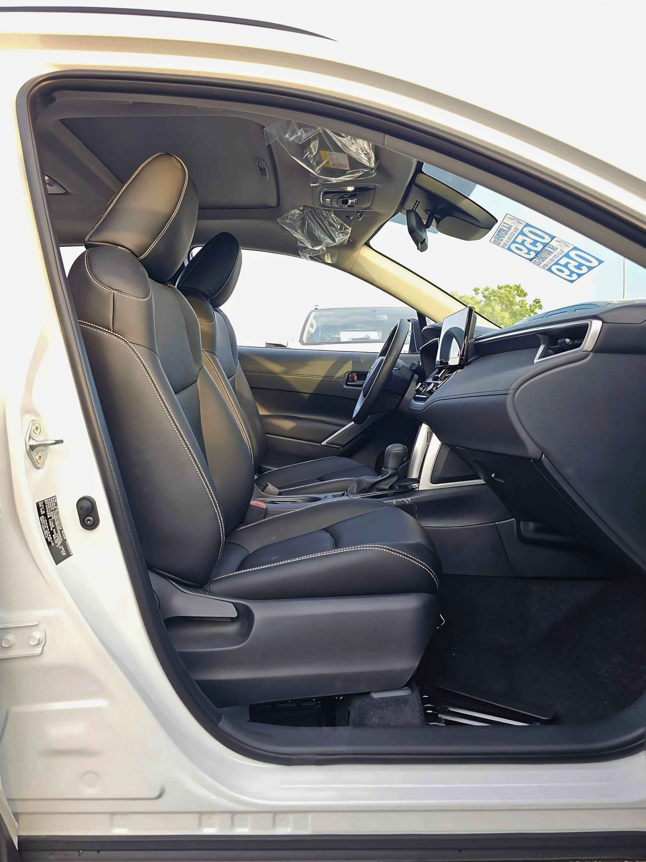 Toyota Corolla Cross HYBRID FULL OPTION / 2.0L V4 / LEATHER + ELECTRIC SEAT / MUD GUARD /SUNROF / CODE # HYBRID