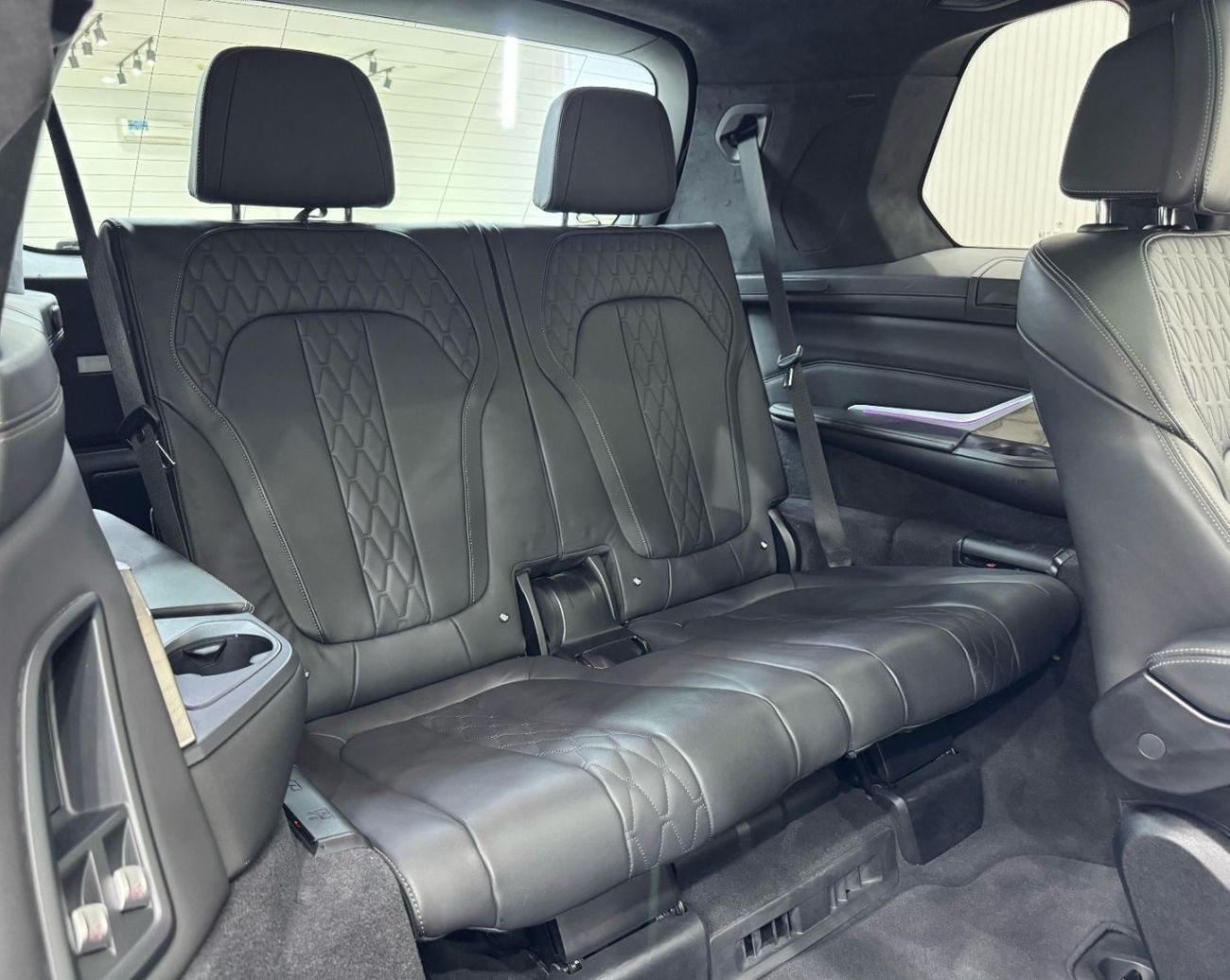 بي أم دبليو X7 50i 4.4L 2019 BMW X7 xDrive50i M-Sport, Warranty, Full BMW Service History, Fully Loaded, 7 Seater,