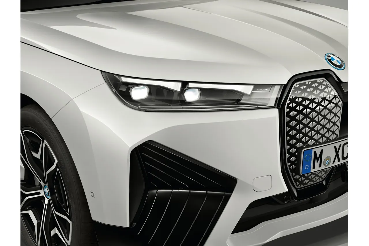 BMW iX exterior - Headlight