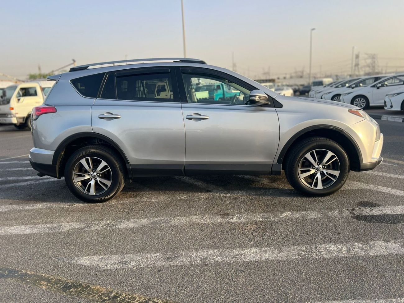 Toyota RAV4 2017 Toyota Rav4 XLE 2.5L V4 Mid Option - 4x4 AWD - Sunroof - Leather Seats -