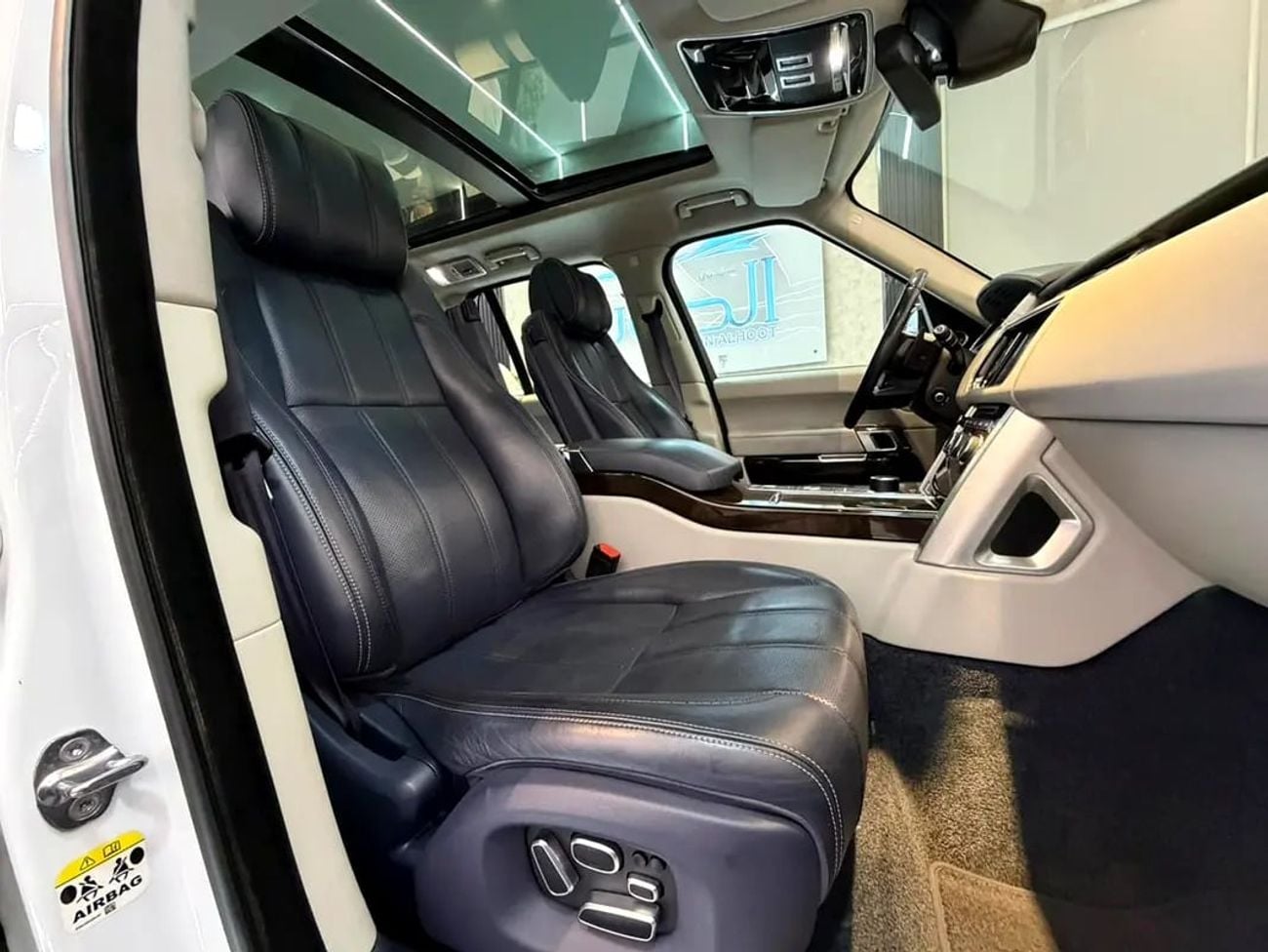 Land Rover Range Rover VOGUE SE SUPERCHARGED VOGUE V8 || GCC II FULLY LOADED || AMAZING || VERY NEAT || LOW MILEAGE