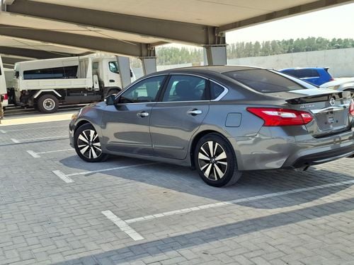 نيسان سنترا SV