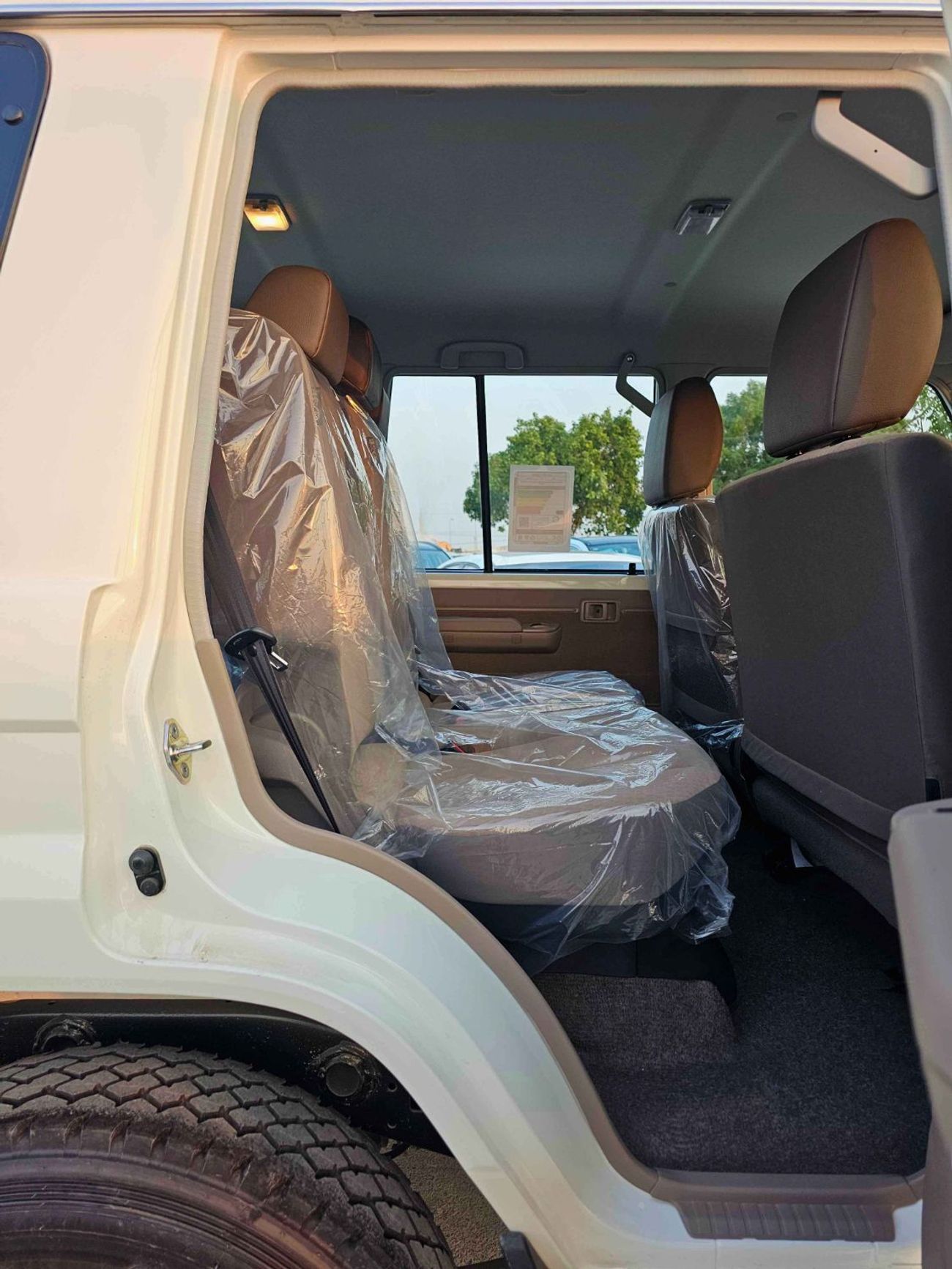 تويوتا لاند كروزر 70 LC76 LX /4.0L PETROL V6 M/T / CHROME HANDLE & MIRRORS / REAR CAMERA (CODE # 76PME)