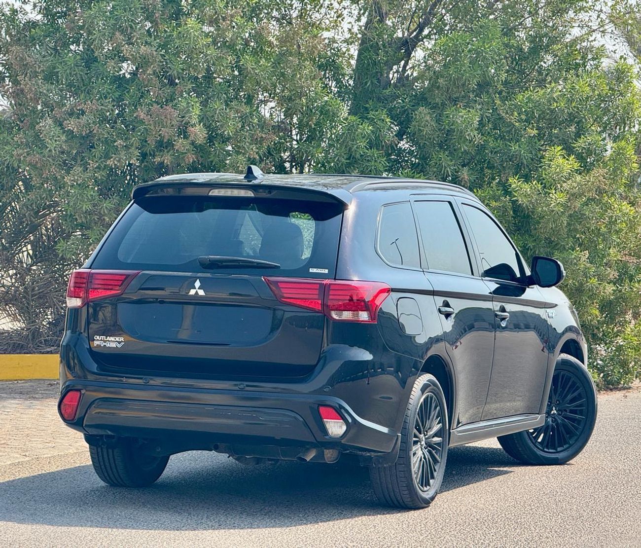 Mitsubishi Outlander GLX Super High 2.4L 980-Monthly l GCC l Hybrid, Sunroof, Leather l Accident Free