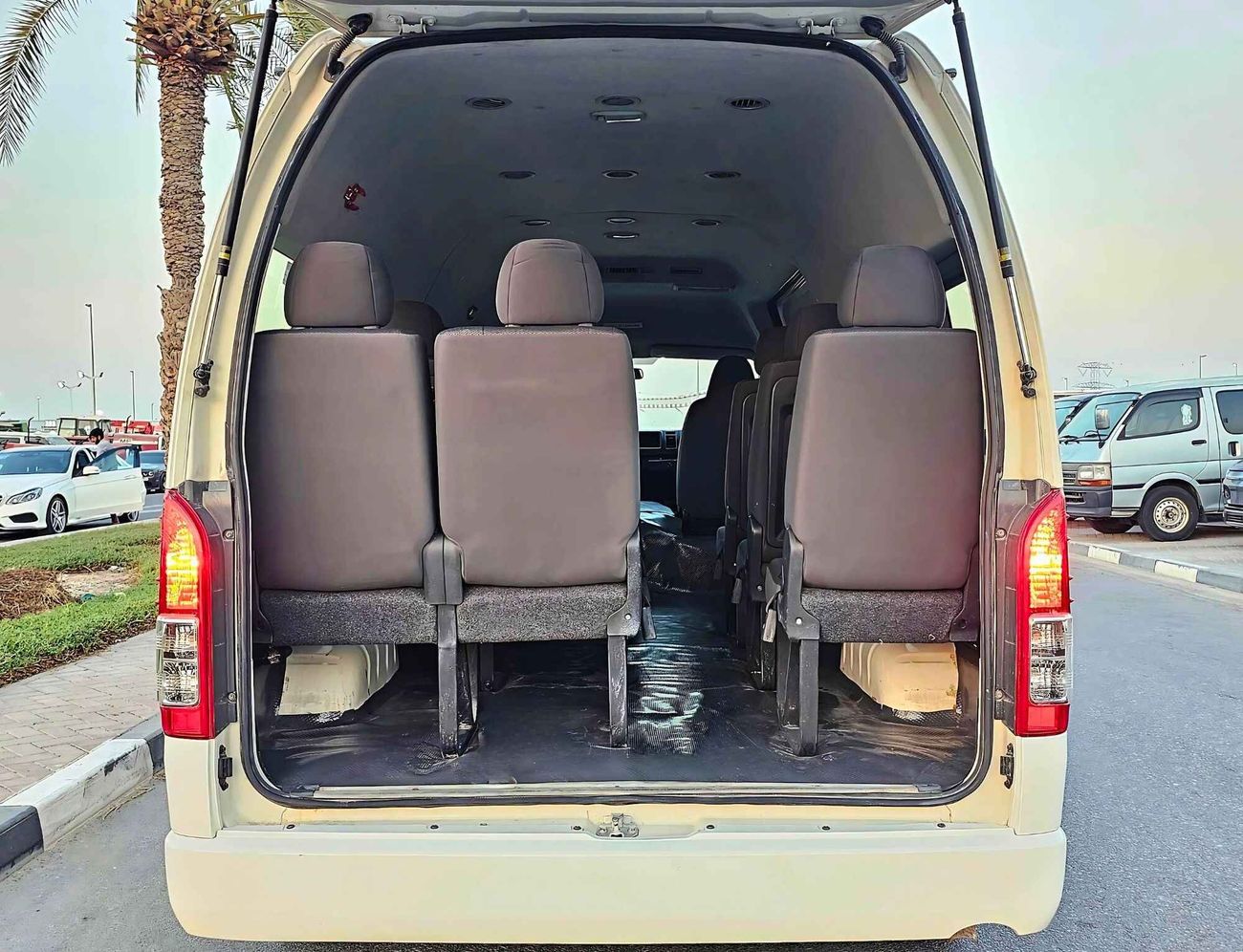 Toyota Hiace PASSENGER/ HIGHROOF/ PATROL MANUAL/ 13 SEATS/ EXPORT ONLY/ LOT# 76549