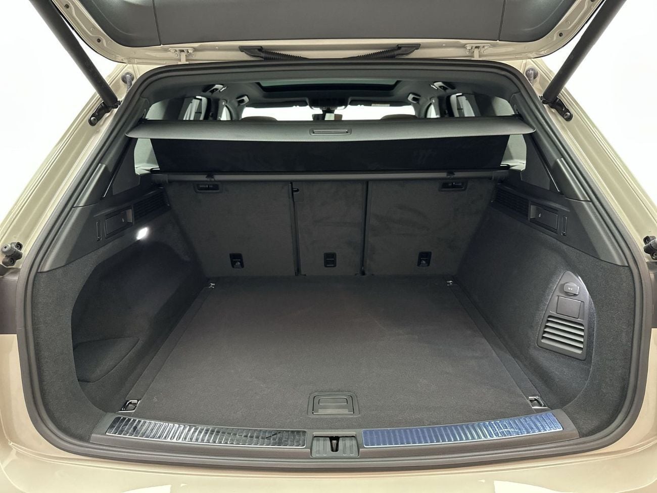 Volkswagen Touareg 3.0T TL (340 HP) Touareg Elegance + (REF#02757) - 44,100 AED SAVINGS from New Car