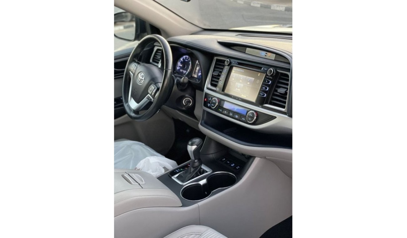 تويوتا هايلاندر 2019 Toyota Highlander LE 4x4 AWD - Auto Trunk and Electric Seat - MidOption+ 7 Seater - UAE PASS