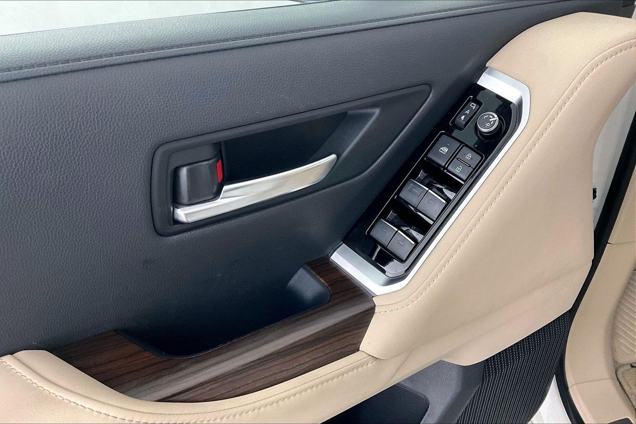 تويوتا لاند كروزر GXR | National Day Celebration | شامل الضمان | 0 ﺪﻔﻋﺓ ﺃﻮﻟﻯ