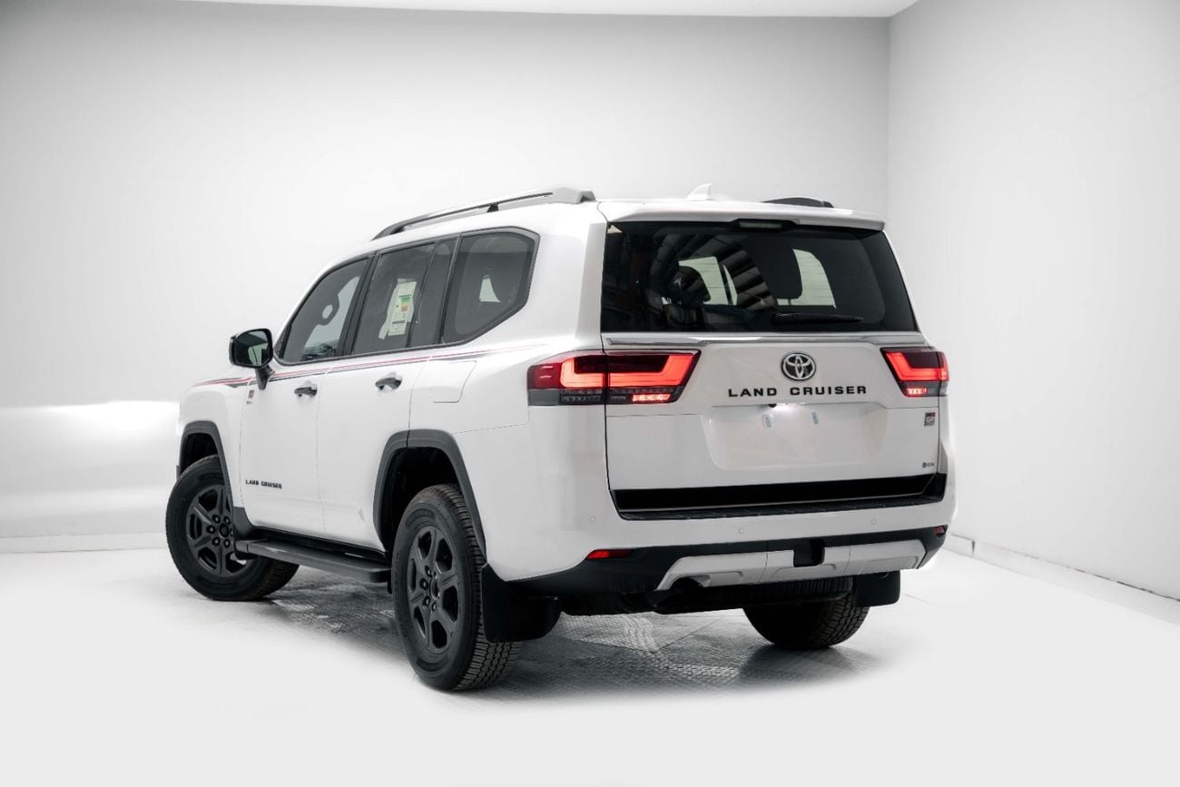 تويوتا لاند كروزر LC300 GR Sport 3.5L Hybrid - Precious White Inside GRS Black & Dark Red | Export