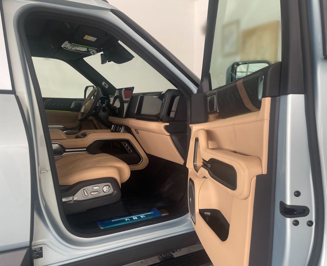 BYD Leopard 8 8 Plug in Hybrid 2.0 L 500 KW dual motor - 100,000km service contract - 10 years warranty - 7 Seater