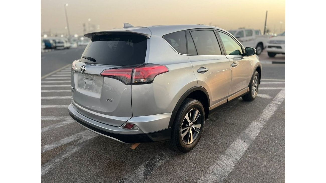 Used 2018 TOYOTA RAV4 XLE - LEATHER SEATS + SUNROOF + Rear Camera ...