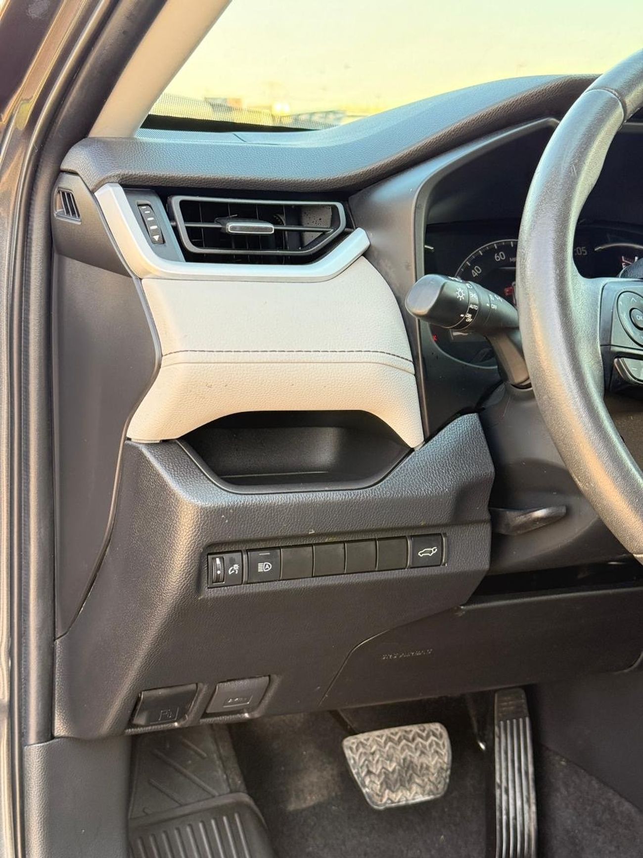 تويوتا راف ٤ XLE premium 2.5L | Sunroof | leather seats | push start full option