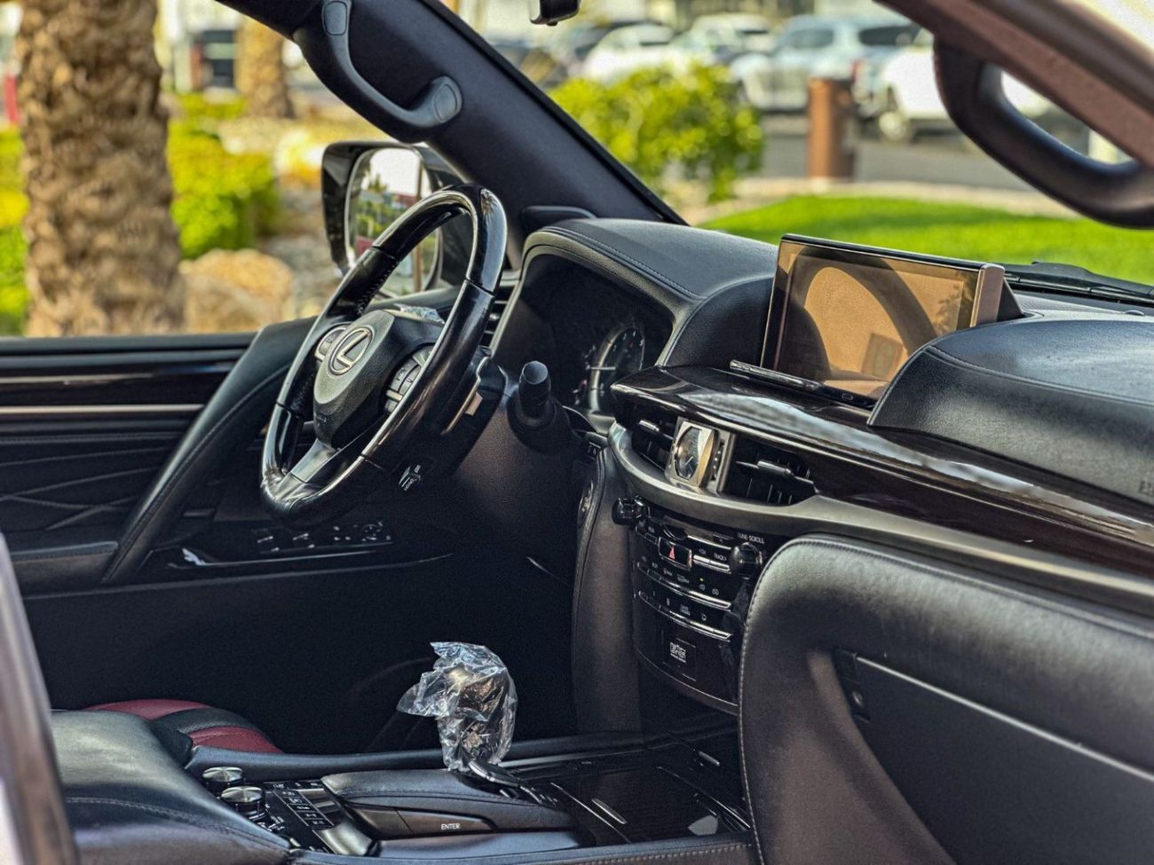 Lexus LX 570 Signature Black Edition 5.7L Lexus Lx570s Signature Black Edition / 5.7L V8 / Gcc Specification