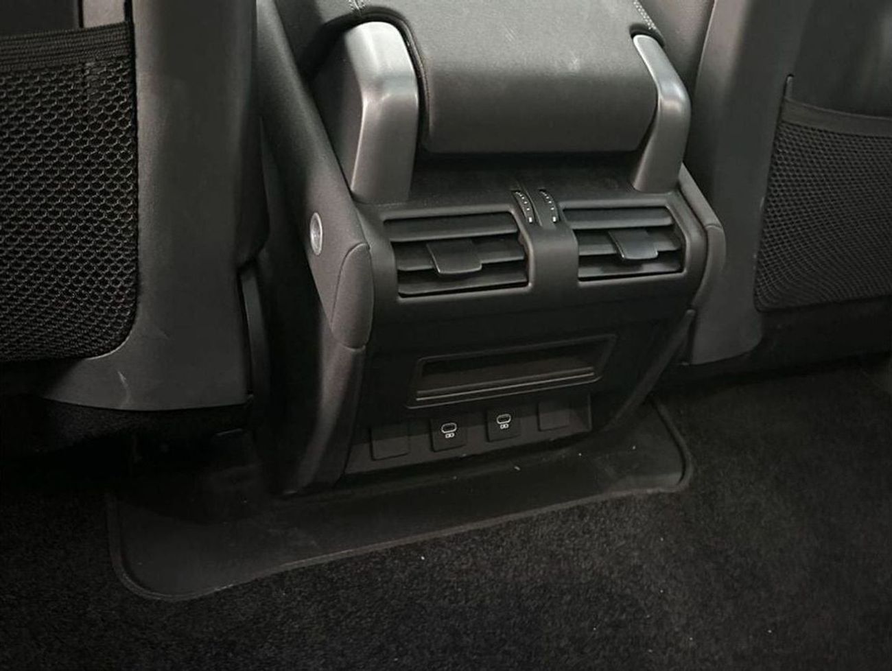 Land Rover Defender P400 90 SE 3.0L (5 Seater)