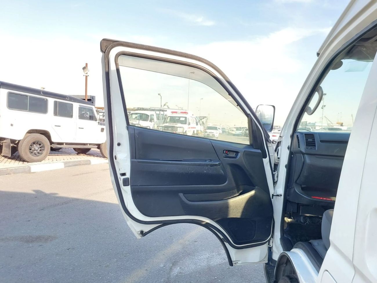 Toyota Hiace TOYOTA HIACE VAN RHD 2015 MODEL 3.0 L DIESEL AUTOMATIC(PM16111)