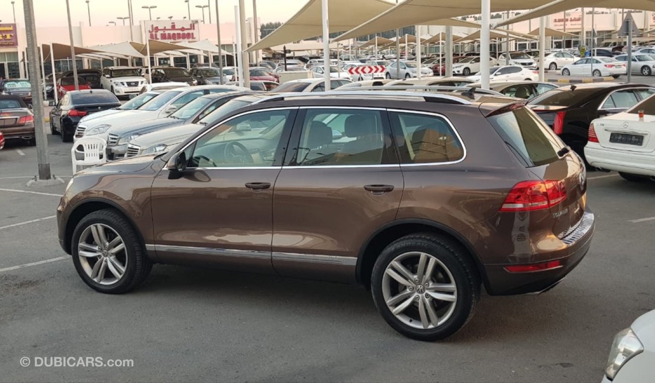 Volkswagen Touareg Volex wagan Touarag model 2011 GCC car full option panoramic roof leather seats back camera full ele