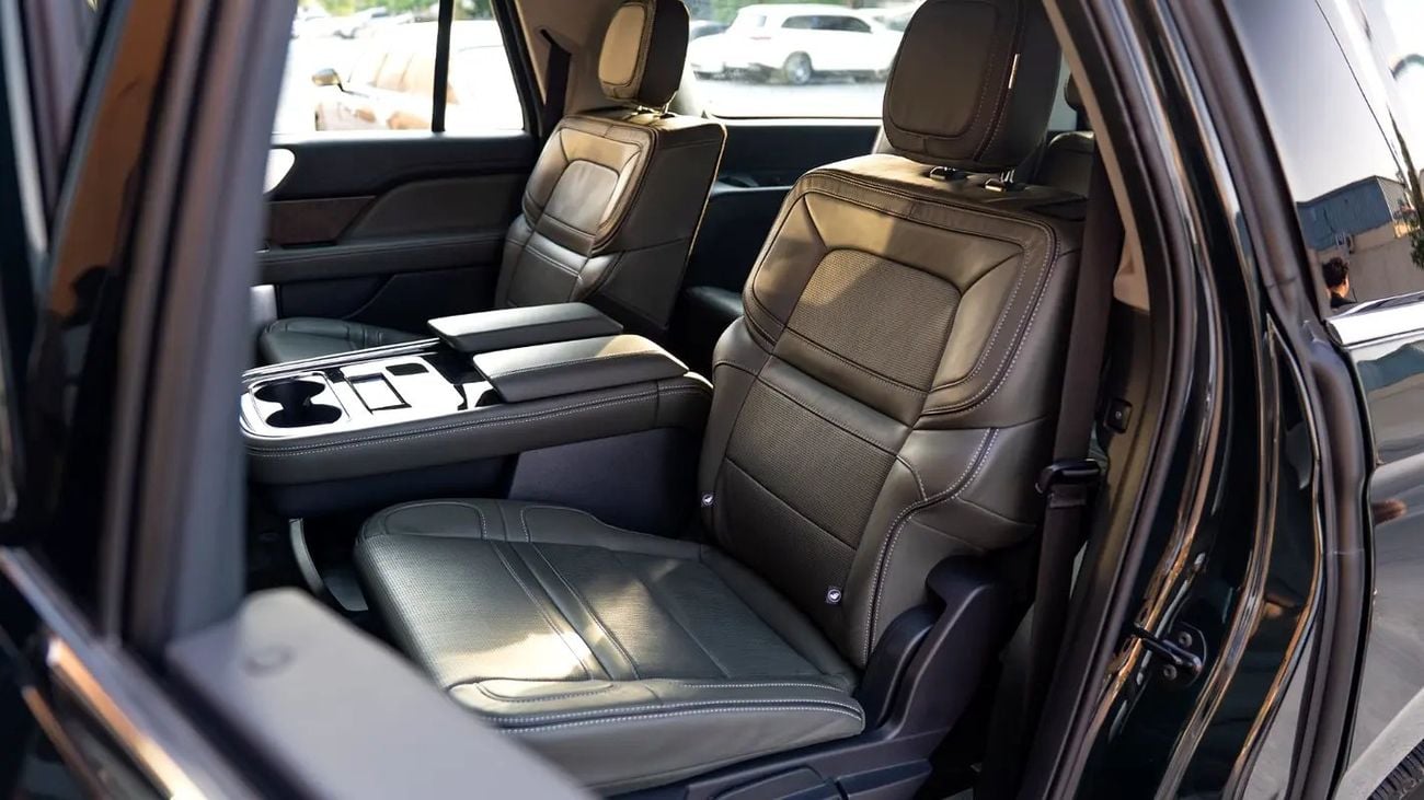 لينكولن نافيجاتور Presidential 3.5L Presidential, Warranty + Service Pack, Low Kms, 7-Seater, GCC