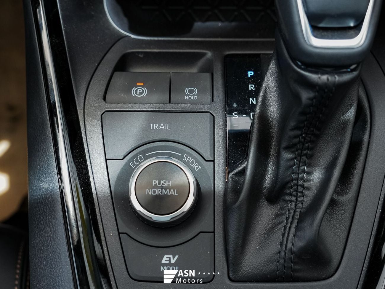 تويوتا وايلدلاندر  2.5L Hybrid 4WD 2025 (Clearance Price)