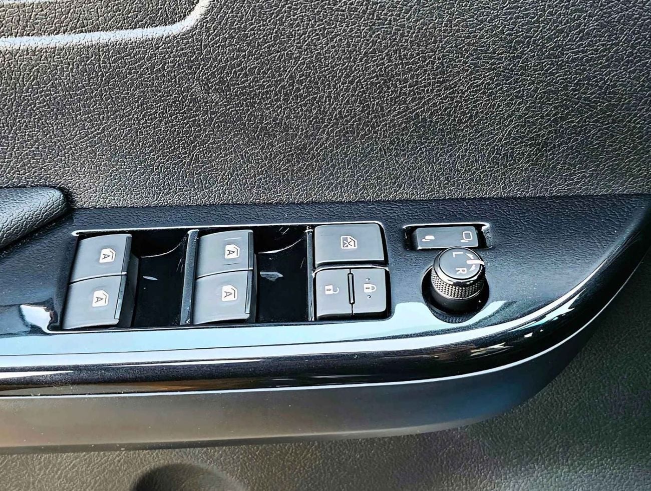 تويوتا هيلوكس ADVENTURE |  4.0L V6 PETROL | PUSH START | 360 CAMERA | 18 AWHEELS WITH ROLL BAR | AUTO A.C (CODE #