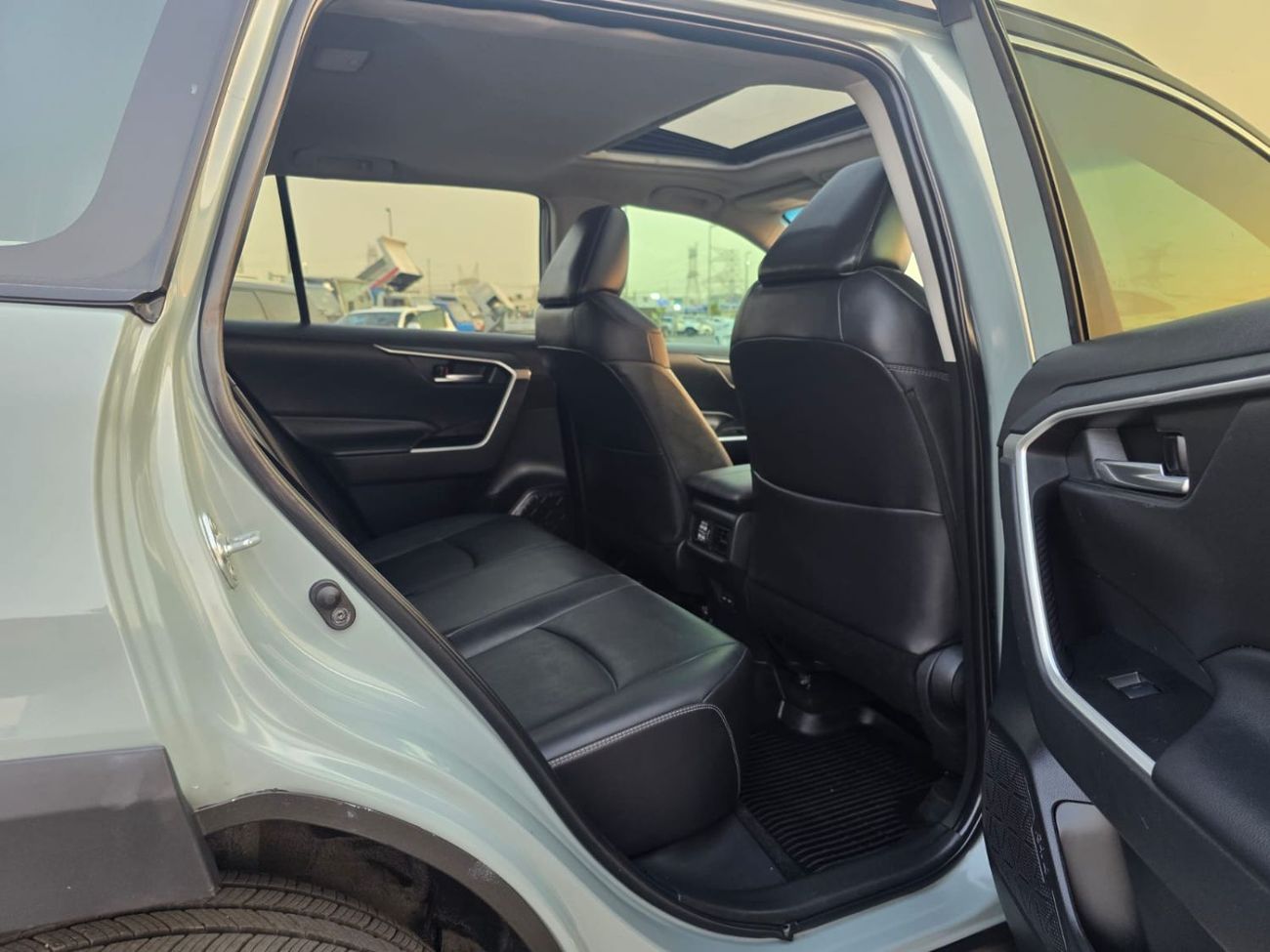 Toyota RAV4 2023 Model XLE Premium Sunroof , trunk automatic and original leather seats