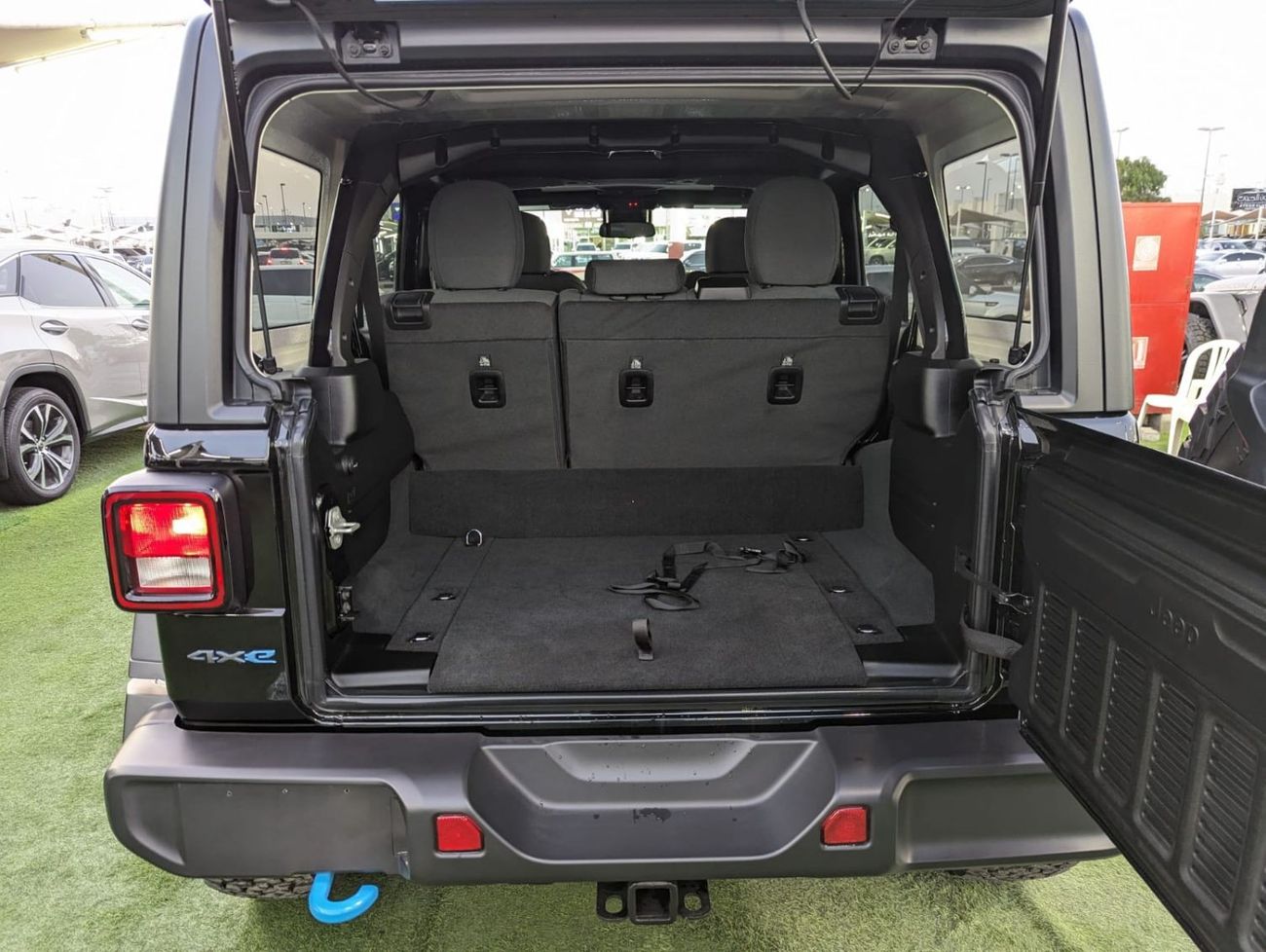 جيب رانجلر JEEP WRANGLER 2024 HYBRID 4/4 WILLYS  ALSO CHARGING WIRES AVALIBLE CAR IS CLEAN SAME LIKE  NEW ZERO