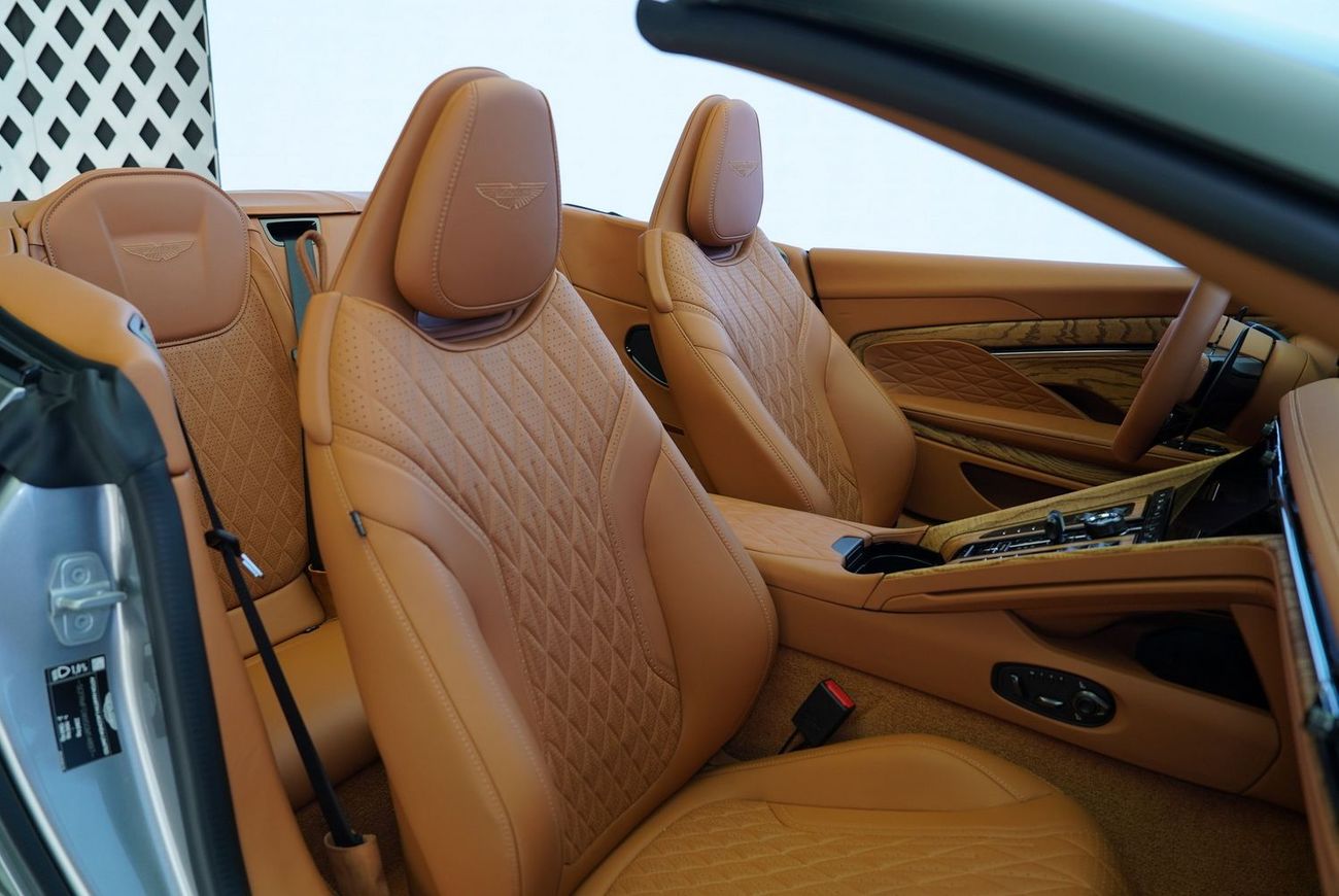 أستون مارتن DB12 VOLANTE V8