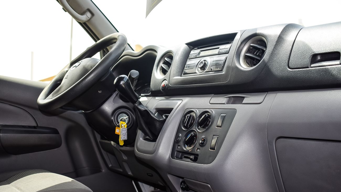 نيسان NV350 Van, 5 doors, Manual Gear, GCC specs, free accident