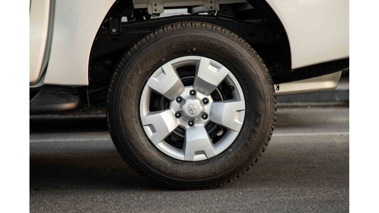 Toyota Hilux 2023 Toyota Hilux 4x4 DC 2.4 - White inside Black