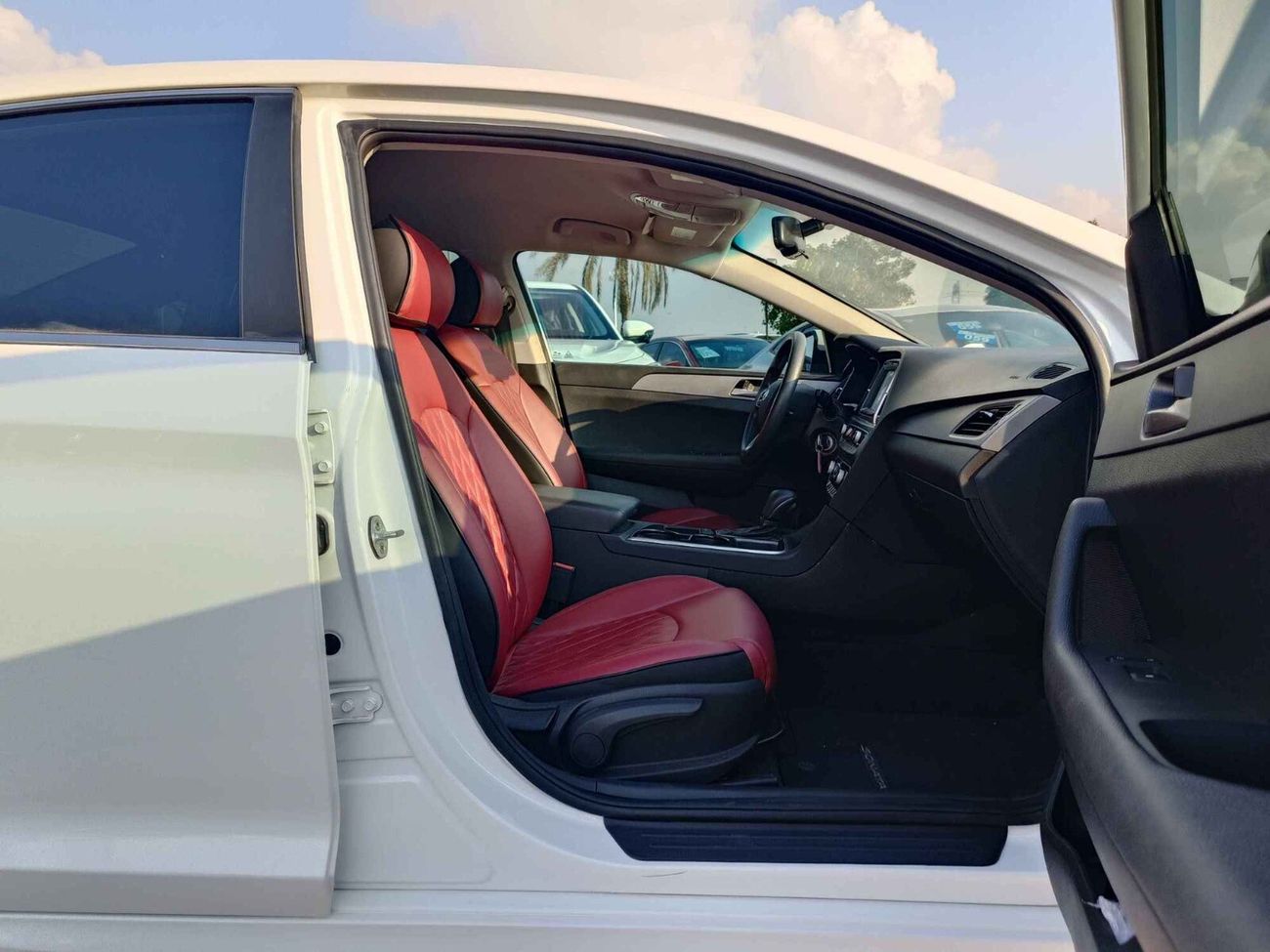 هيونداي سوناتا V4 / 2.4L / LOW MILEAGE / LEATHER SEATS / DVD+CAMERA/ LOT#37880