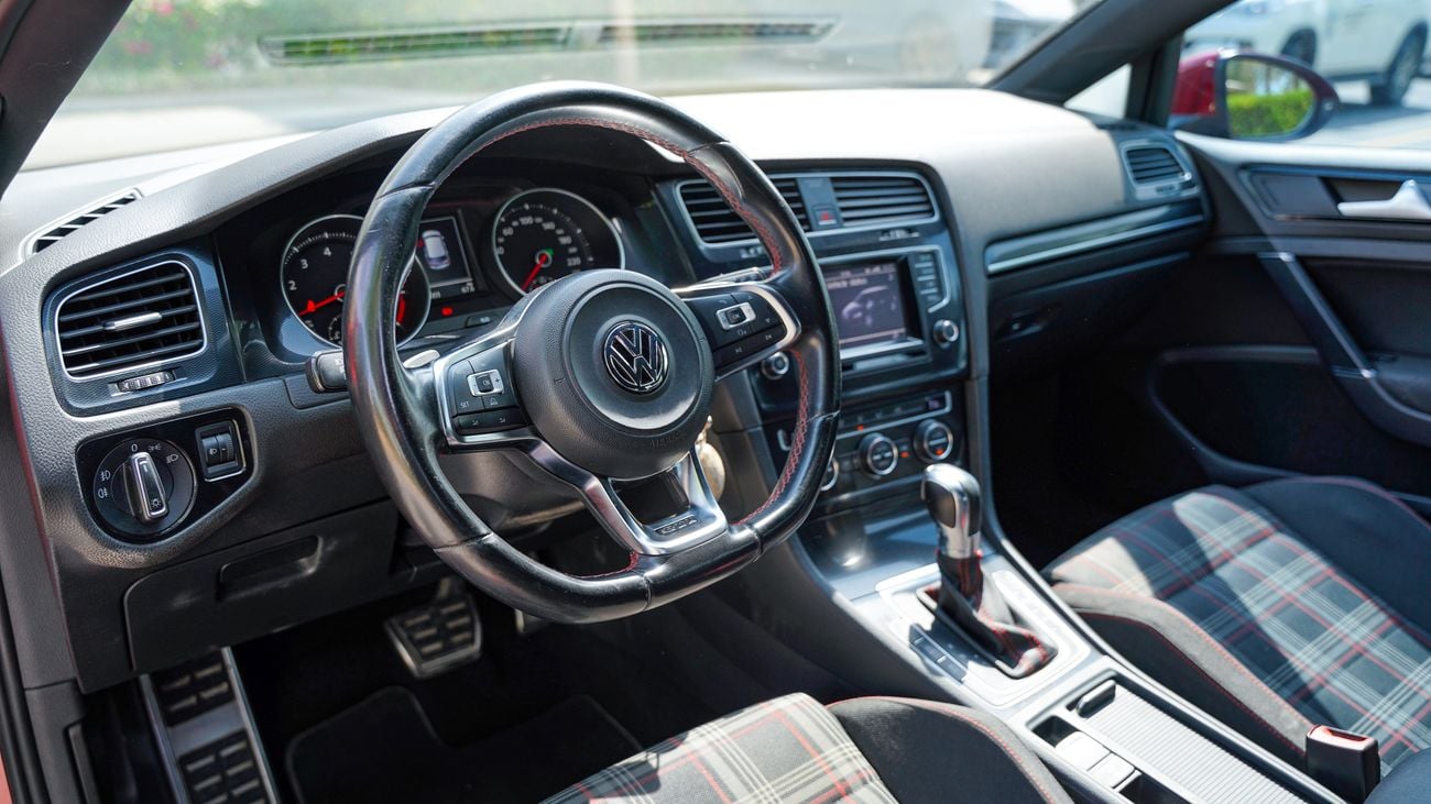 Volkswagen Golf GTI P1 2.0L (220 HP)