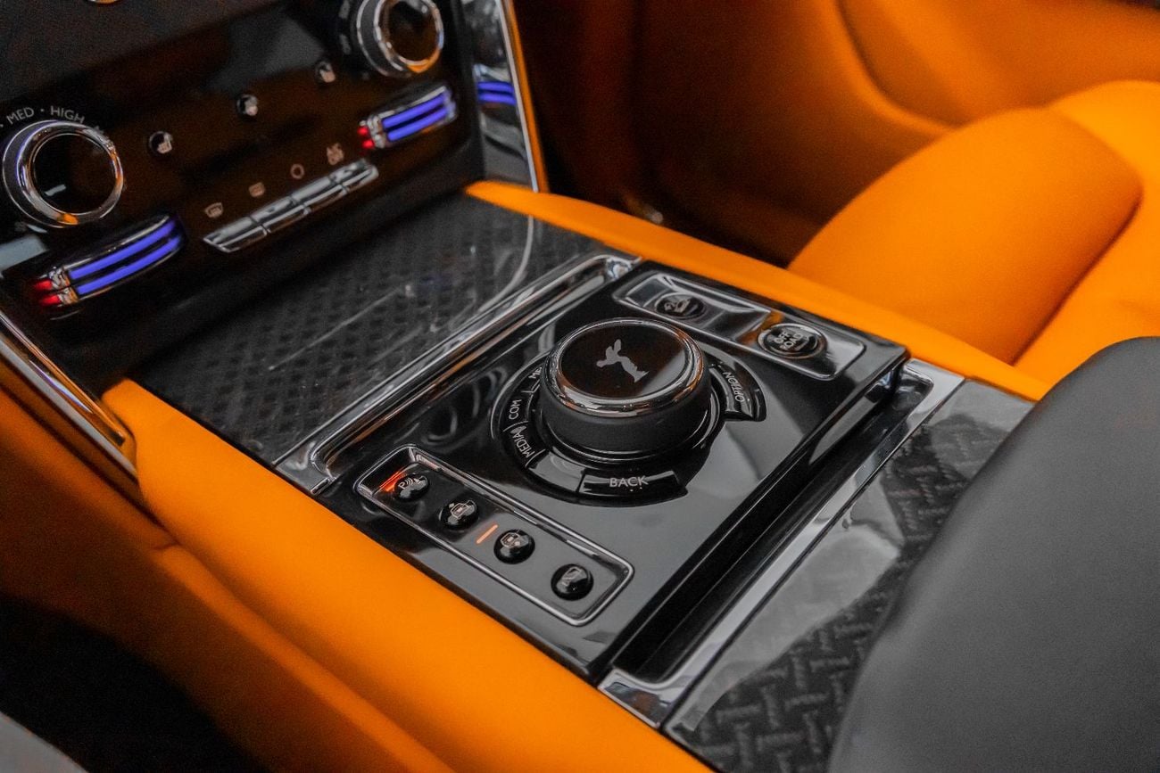 رولز رويس كولينان Rolls-Royce Cullinan | Black Badge Kit | Carbon Fiber Interior | Bespoke Premium Sound System | 2020