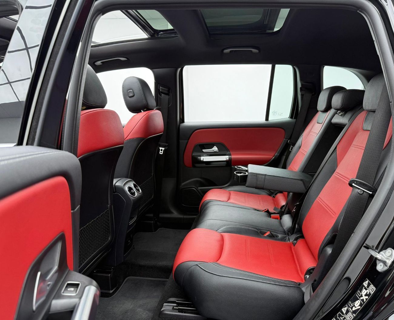 مرسيدس بنز GLB 250 4MATIC 2.0L 2022 Mercedes Benz GLB 250 4MATIC, 2027 MB Warranty + Service, Full MB Service History,