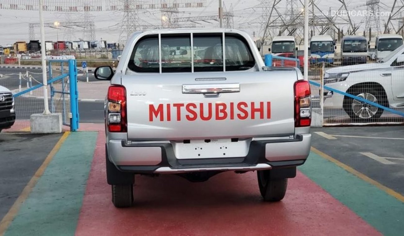 Mitsubishi L200 Mitsubishi L200 Pick Up D/Cab M/T 2.4L Diesel with Chrome Package