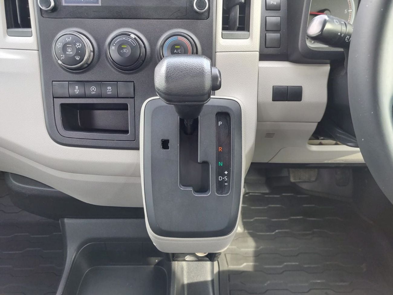 Toyota Hiace (RAMADAN OFFER) TOYOTA HIACE COMMUTER VAN RHD 2020 MODEL 2.8 L DIESEL AUTOMATIC(PM04978)