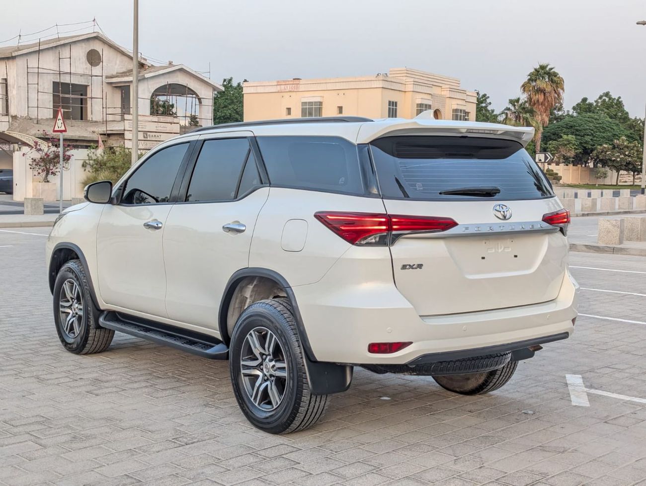 تويوتا فورتونر Toyota Fortuner 2021 white colour LHD Gcc specs 4x4 Petro engine