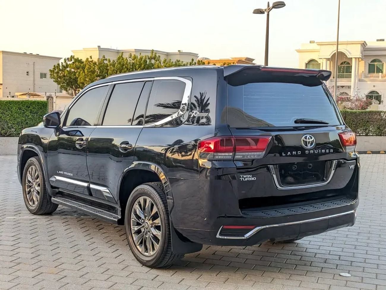 Toyota Land Cruiser GXR FACELIFTED WITH INTERIOR AND EXTERIOR GCC V6 IN EXCELLENT CONDITION