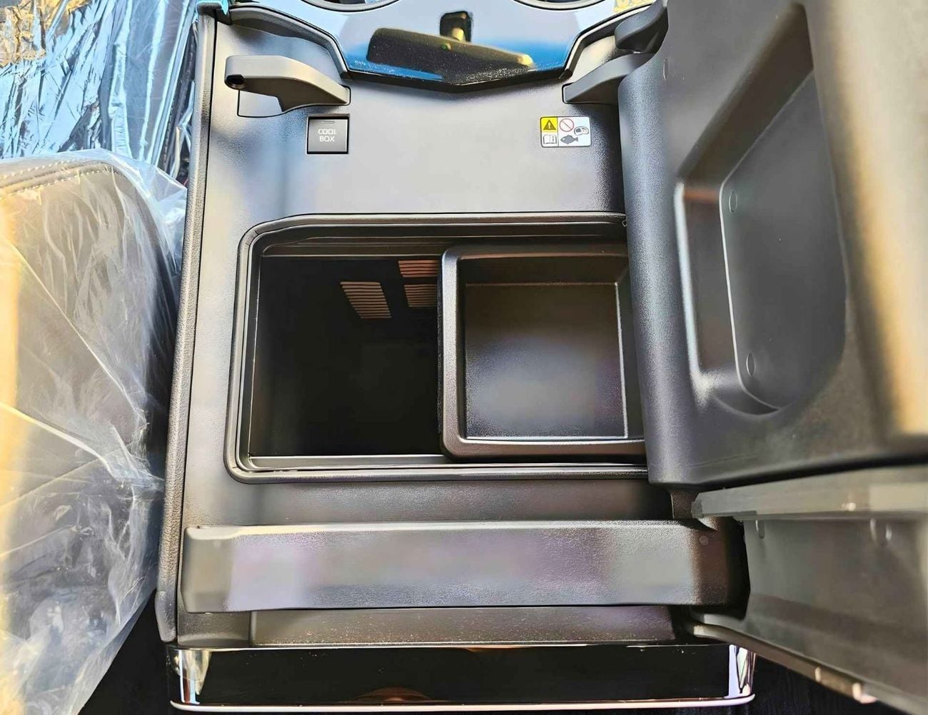 تويوتا لاند كروزر GXR BASIC / 4.0L PETROL V6 / SUNROOF / LEATHER WITH DRIVER POWER SEAT (CODE # GXR4B)