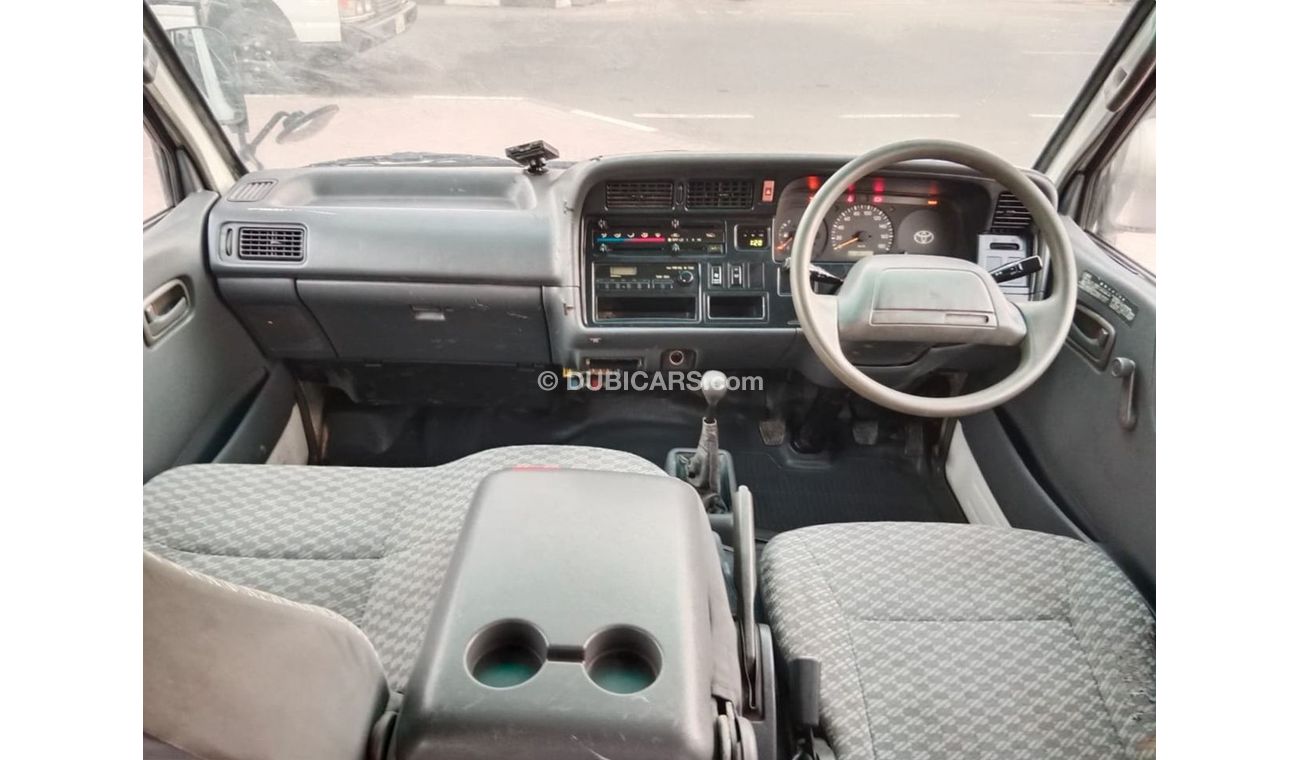 Toyota Hiace TOYOTA HIACE VAN RIGHT HAND DRIVE (PM1211)
