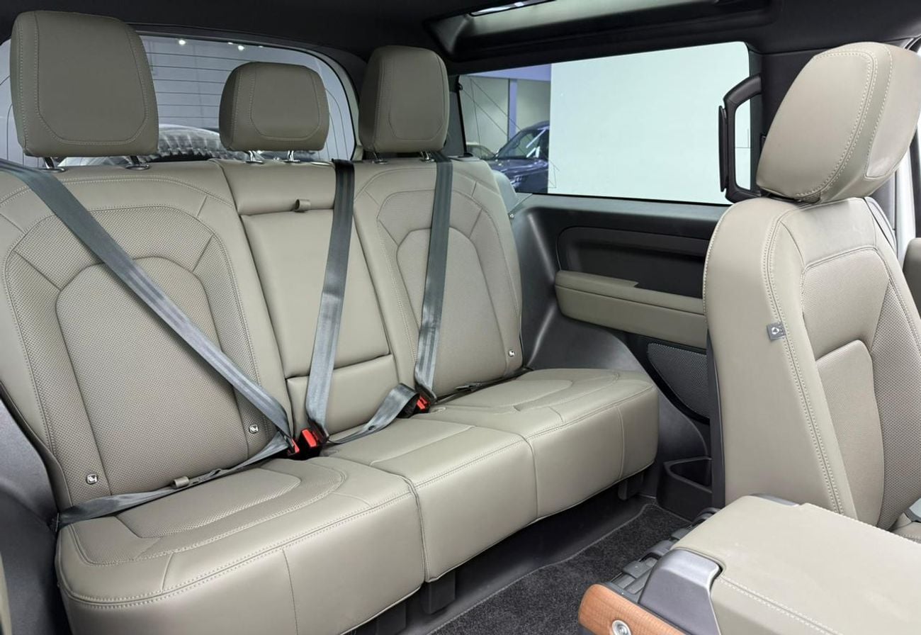 Land Rover Defender P300 90 X-Dynamic SE 2.0L (5 Seater) 2024 Land Rover Defender , Land Rover Warranty+Service Contract