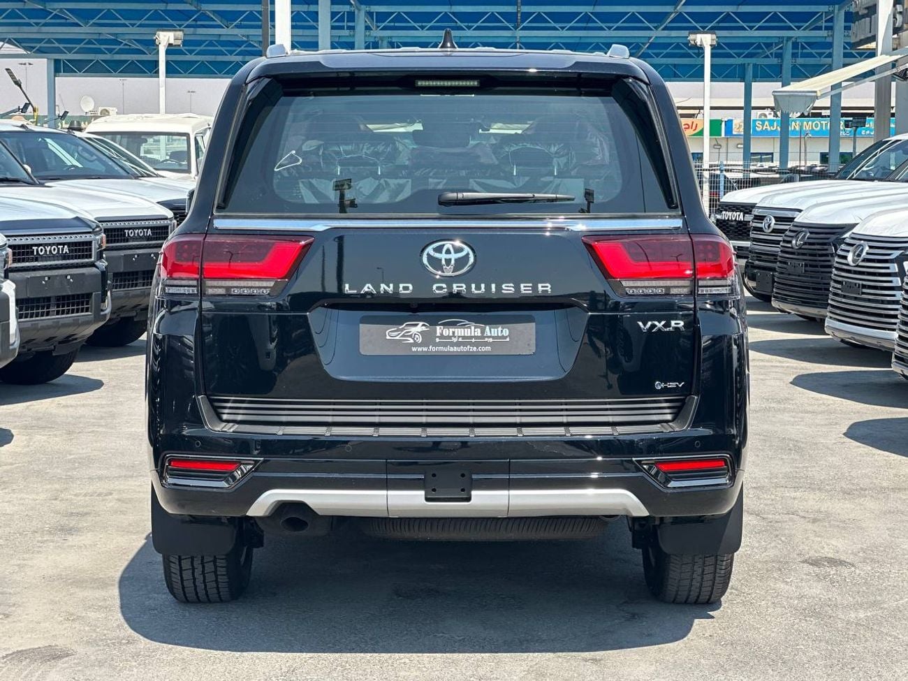تويوتا لاند كروزر VXR 3.5 لتر هجينة أوتوماتيكية // كاملة المواصفات مع رادار، كاميرا 360 درجة، ذاكرة، مقاعد تدفئة وتبري